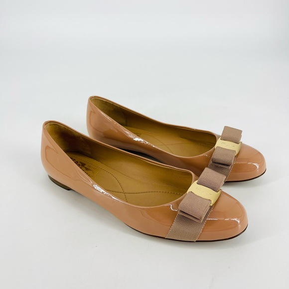 Salvatore Ferragamo Varina Patent Leather Flats 8 Nude Beige Gold Bow Preppy - Picture 7 of 16